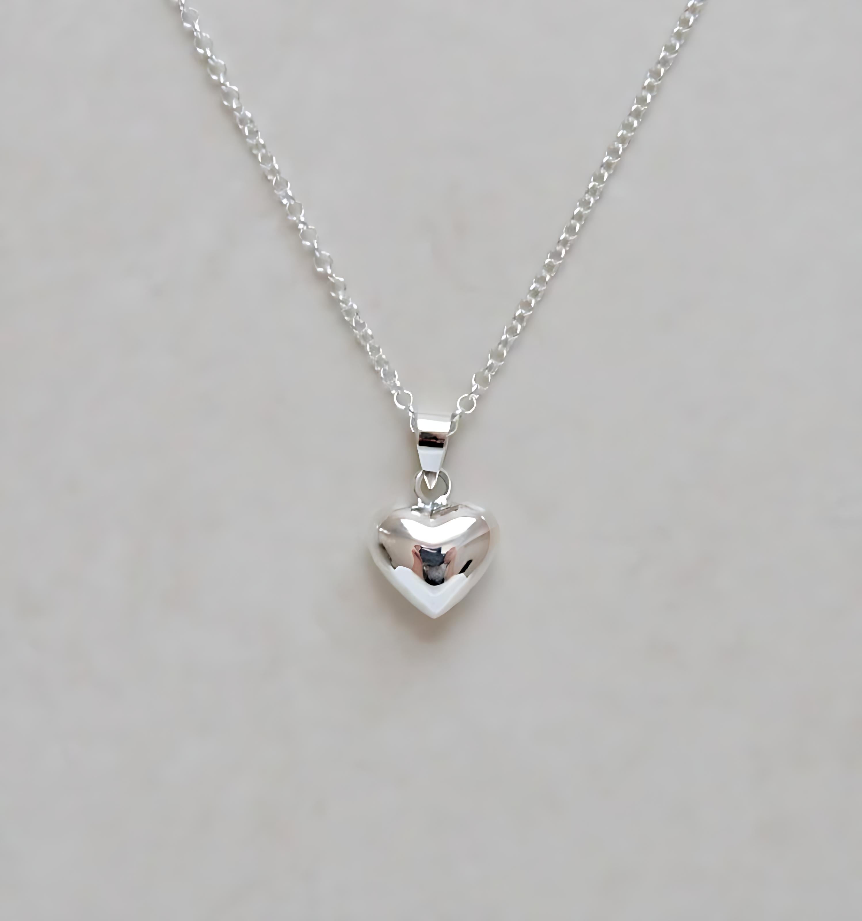 Collar con colgante de corazón hinchado de plata de ley
