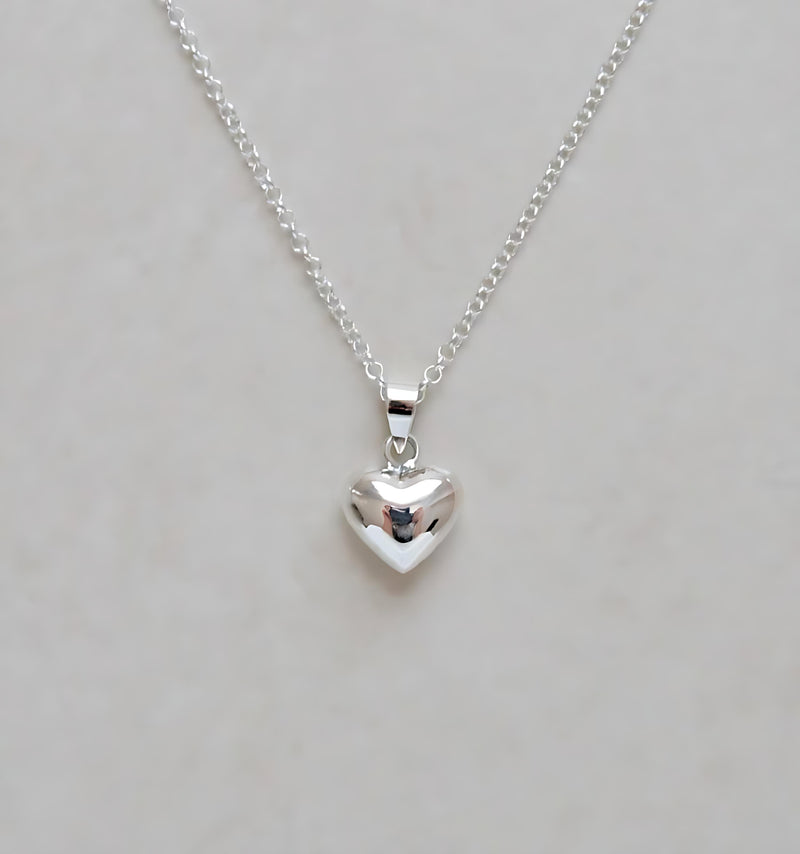 Collar con colgante de corazón hinchado de plata de ley